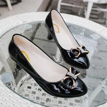 Nők Aranyos kerek orrú fekete lakkbőr irodai szögletes sarkú cipő Zapatos De Mujer Lady Casual White Spring Őszi szivattyúk E6507c